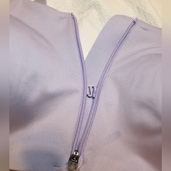 NWT LAVENDER SPORTS BRA FRONT ZIP HIGH SUPPORT MOISTURE WICKING WIDE STR… - Picture 2 of 7